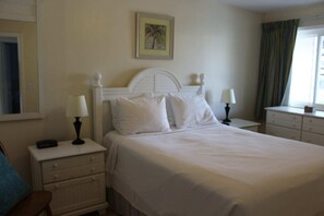 2 bedrooms, WiFi, bed sheets, wheelchair access - Charming 2 bedroom 2 bath condo, sleeps 6 with WiFi, AC on wonderful Tybee Isl. (Tybee Island)