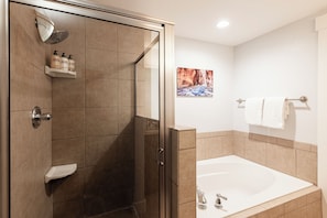 Dusche, Haartrockner, HandtĂŒcher