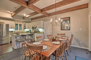 Dining - 4min to Ski: Mntn View Hot Tub Foosball Fireplace (Wintergreen Resort)