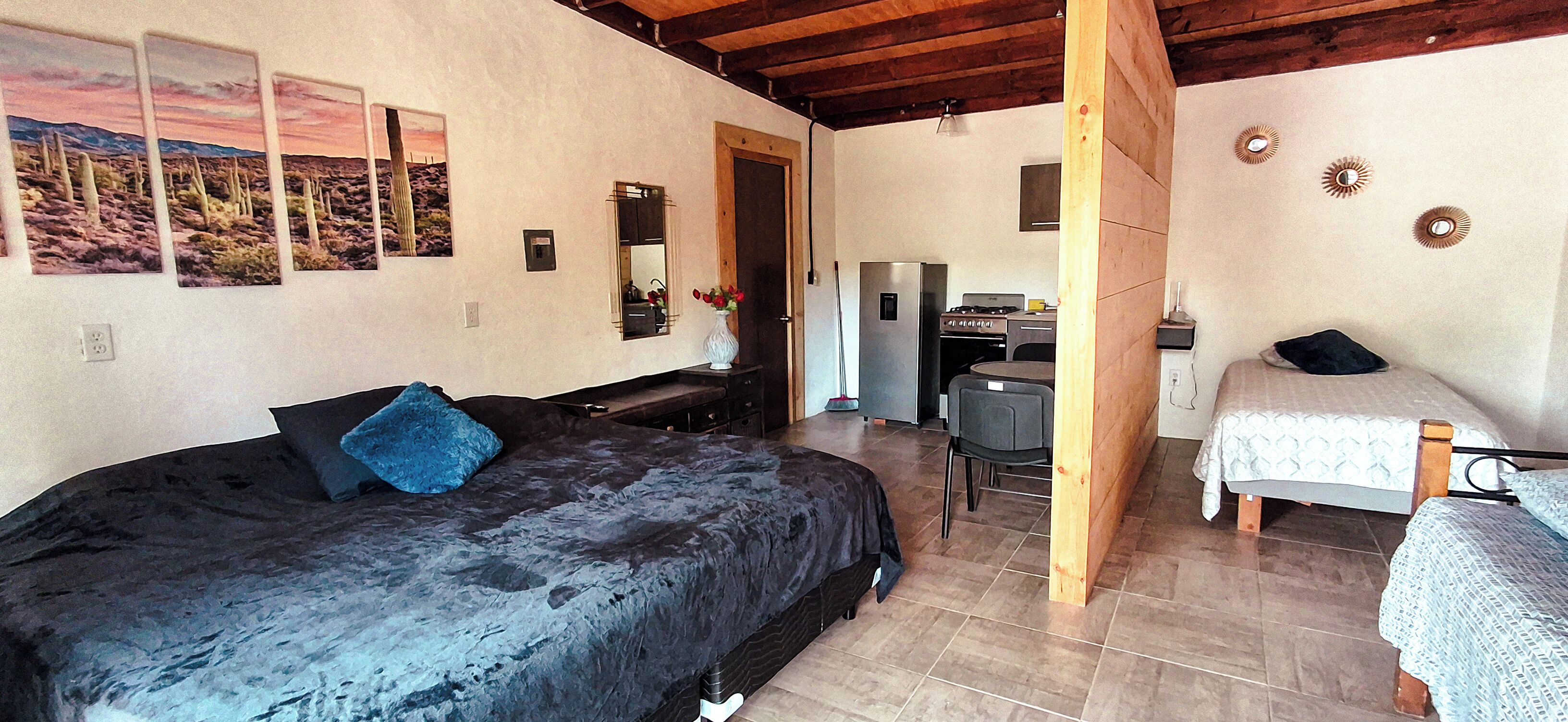 Familierom, fjellutsikt | Skrivebord for bærbar PC, wi-fi (inkludert) og sengetøy