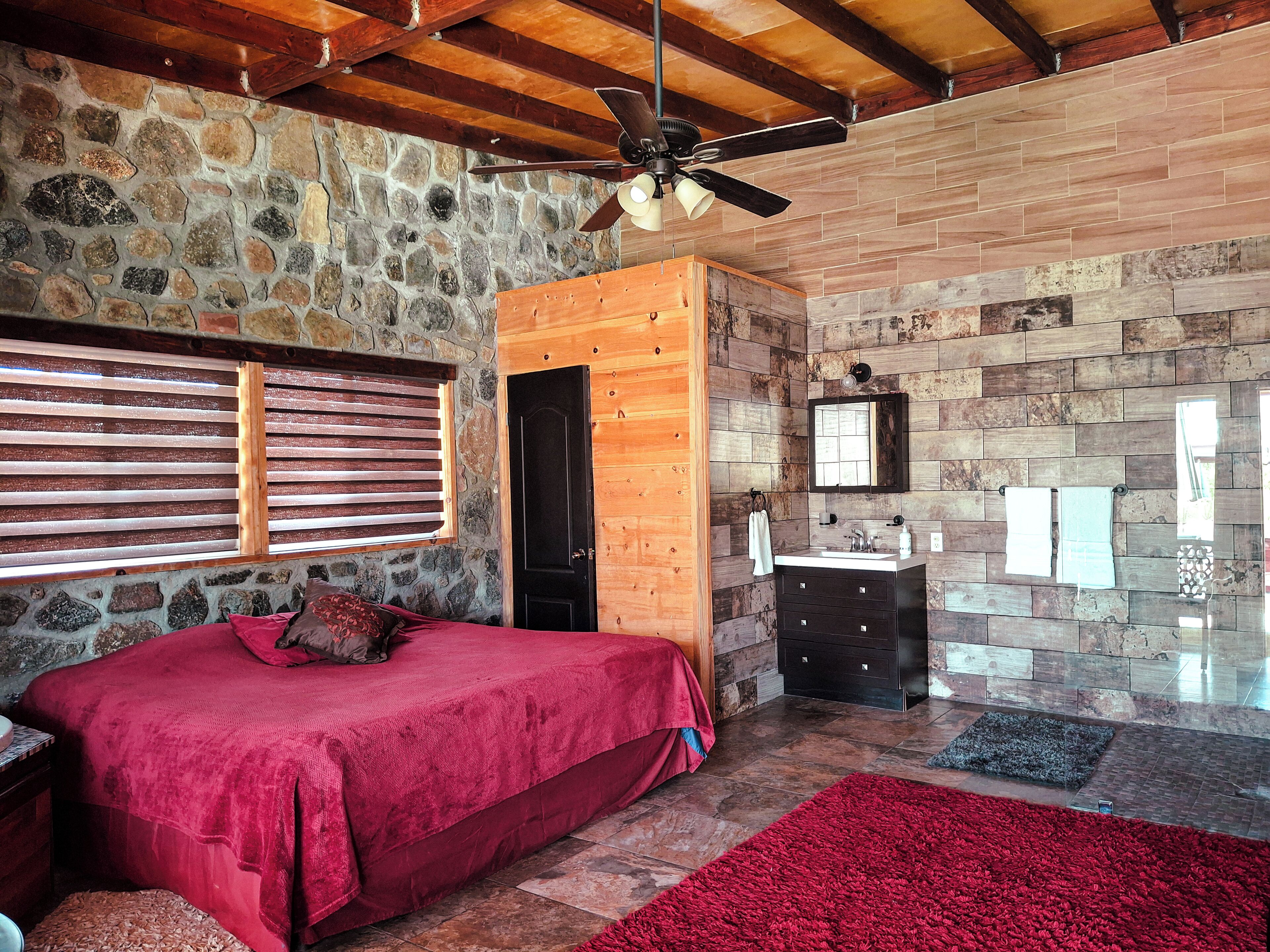 豪華雙人房, 泳池景觀 | 浴室 | 淋浴設備、毛巾、肥皂、洗髮精