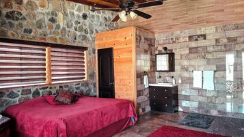 Kamar Double Deluks, pemandangan kolam renang | Kamar mandi | Shower, handuk, sabun, dan sampo