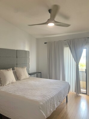 Travel crib, free WiFi, bed sheets