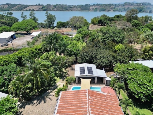 Charming 4-bedroom house with WiFi, AC in peaceful Ahuachapan