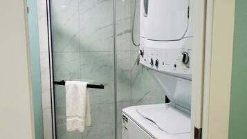 Douche, serviettes fournies, savon, shampoing