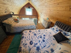 1 bedroom, WiFi, bed sheets - Blue Sky Cabin on Lake! (Kelowna)