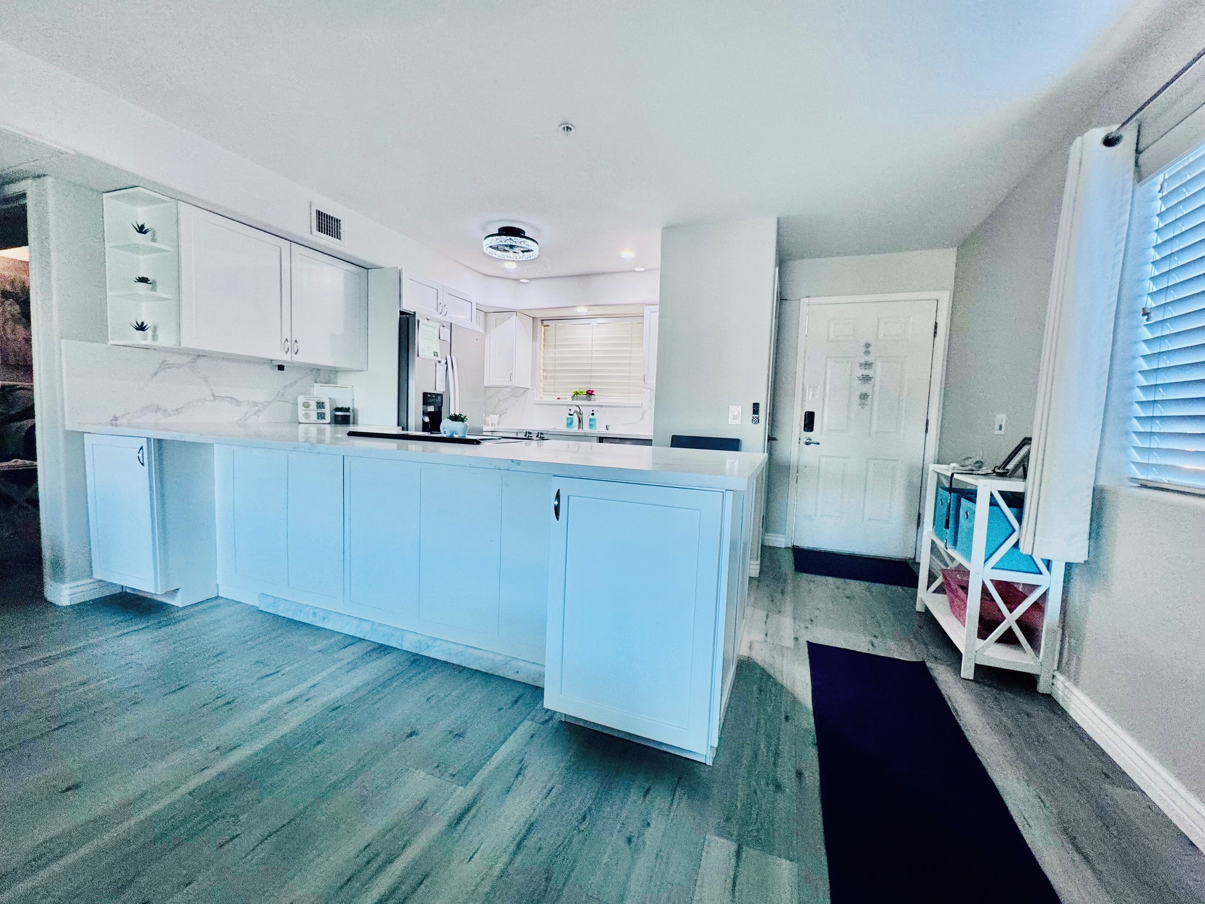 Mikrobølgeovn, ovn, kokeplater og oppvaskmaskin