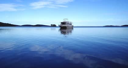 Houseboat Hire Myall Lakes National Park NSW