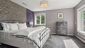 2 bedrooms, desk, iron/ironing board, WiFi