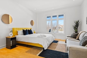 4 chambres, bureau, fer et planche à repasser, lit parapluie