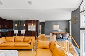 Smart TV, lareira, pebolim, mesa de pingue-pongue
