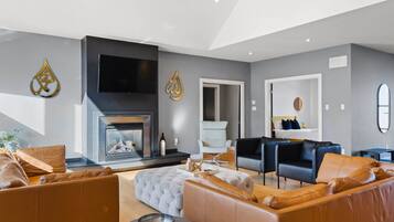 4 bedrooms, desk, iron/ironing board, travel crib