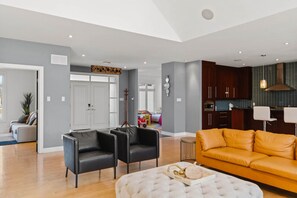 Smart TV, chimenea, futbolito y tenis de mesa