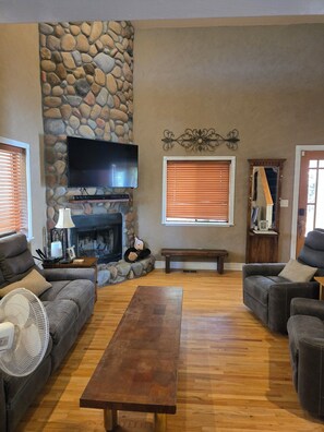 Téléviseur connecté, foyer, chaîne audio, écran d’ordinateur