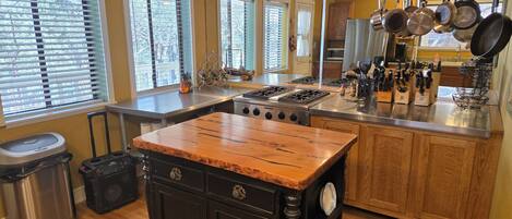 冷蔵庫、電子レンジ、オーブン、コンロ