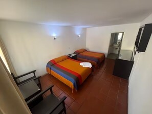 1 dormitori, planxa i posts de planxar, wifi i roba de llit