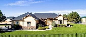 Country Feel but close to town, Dunn Rite Ranch House