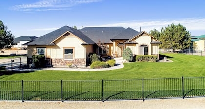 Country Feel but close to town, Dunn Rite Ranch House