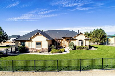 Country Feel but close to town, Dunn Rite Ranch House