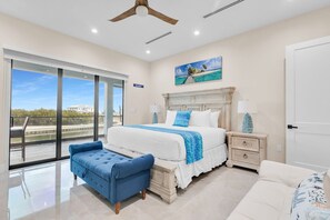 5 bedrooms, desk, iron/ironing board, travel crib - New Oceanfront Retreat-Heated Pool-Spa- with 75’ Dock - Walk to Sombrero Beach (Marathon)