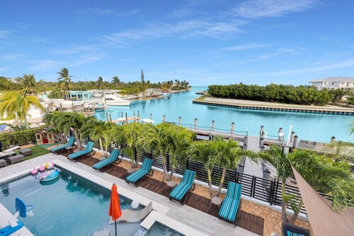 New Blue Island Luxury Oceanfront 75’Dock-Heated Pool-Spa Walk to Sombrero Beach