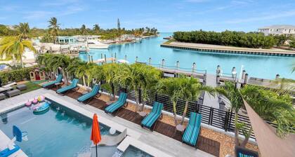New Blue Island Luxury Oceanfront 75’Dock-Heated Pool-Spa Walk to Sombrero Beach