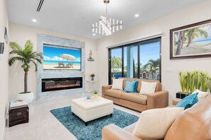 Smart TV, fireplace, foosball, books - New Oceanfront Retreat-Heated Pool-Spa- with 75’ Dock - Walk to Sombrero Beach (Marathon)