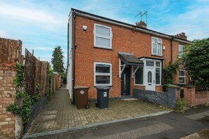 Exterior - Stylish 4 Bedroom, 2.5-Bath Home in Borehamwood (Borehamwood)