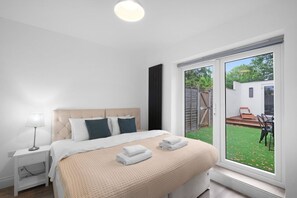 4 bedrooms, iron/ironing board, WiFi, bed sheets - Stylish 4 Bedroom, 2.5-Bath Home in Borehamwood (Borehamwood)