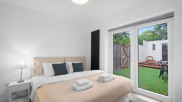 4 bedrooms, iron/ironing board, WiFi, bed sheets