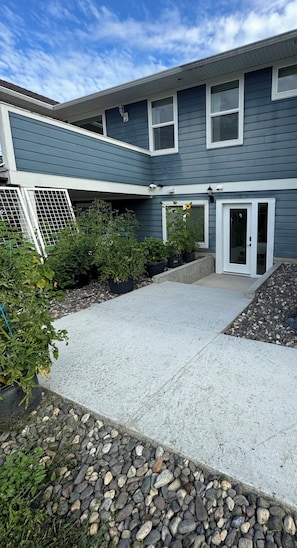 Exterior detail - 1-Large bedroom Suite in quiet neighborhood. (Vernon)