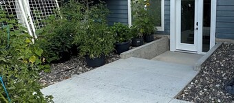  1-Large bedroom Suite in quiet neighborhood.