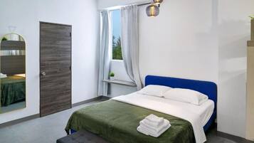 Bureau, espace de travail pour ordinateur portable, rideaux occultants