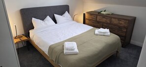 2 habitaciones, caja de seguridad en la habitación y escritorio
