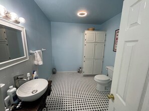 Douche, sèche-cheveux, serviettes fournies, savon