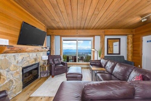 Big White Basecamp | Slope Access + Modern Comfort