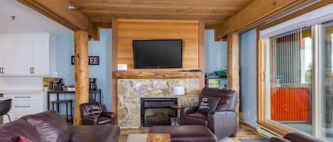 Smart TV, fireplace