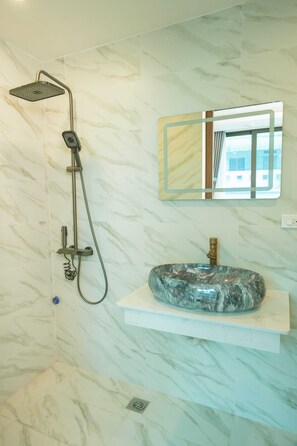 Shower, jetted bath, hair dryer, bidet - Atypik Vietnam House - Clean, Quiet and Charming Homestay in Hanoi (Hà Nội)