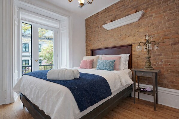 8 habitaciones, escritorio, tabla de planchar con plancha y wifi gratis 