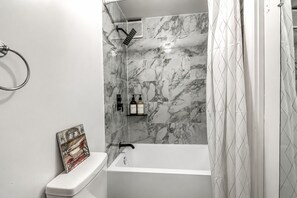 Een haardroger, handdoeken, zeep, shampoo