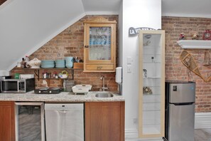 Kylskåp, mikrovågsugn, ugn och spishäll