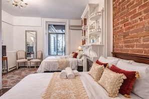 8 slaapkamers, een bureau, een strijkplank/strijkijzer, gratis wifi