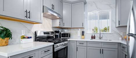 Réfrigérateur, micro-ondes, four, plaque de cuisson