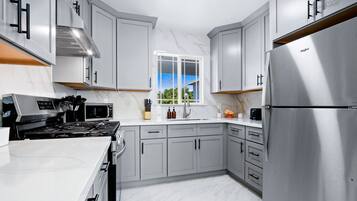 雪櫃、微波爐、焗爐、爐具