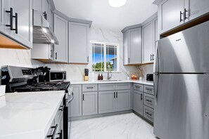 冰箱、微波炉、烤箱、炉灶