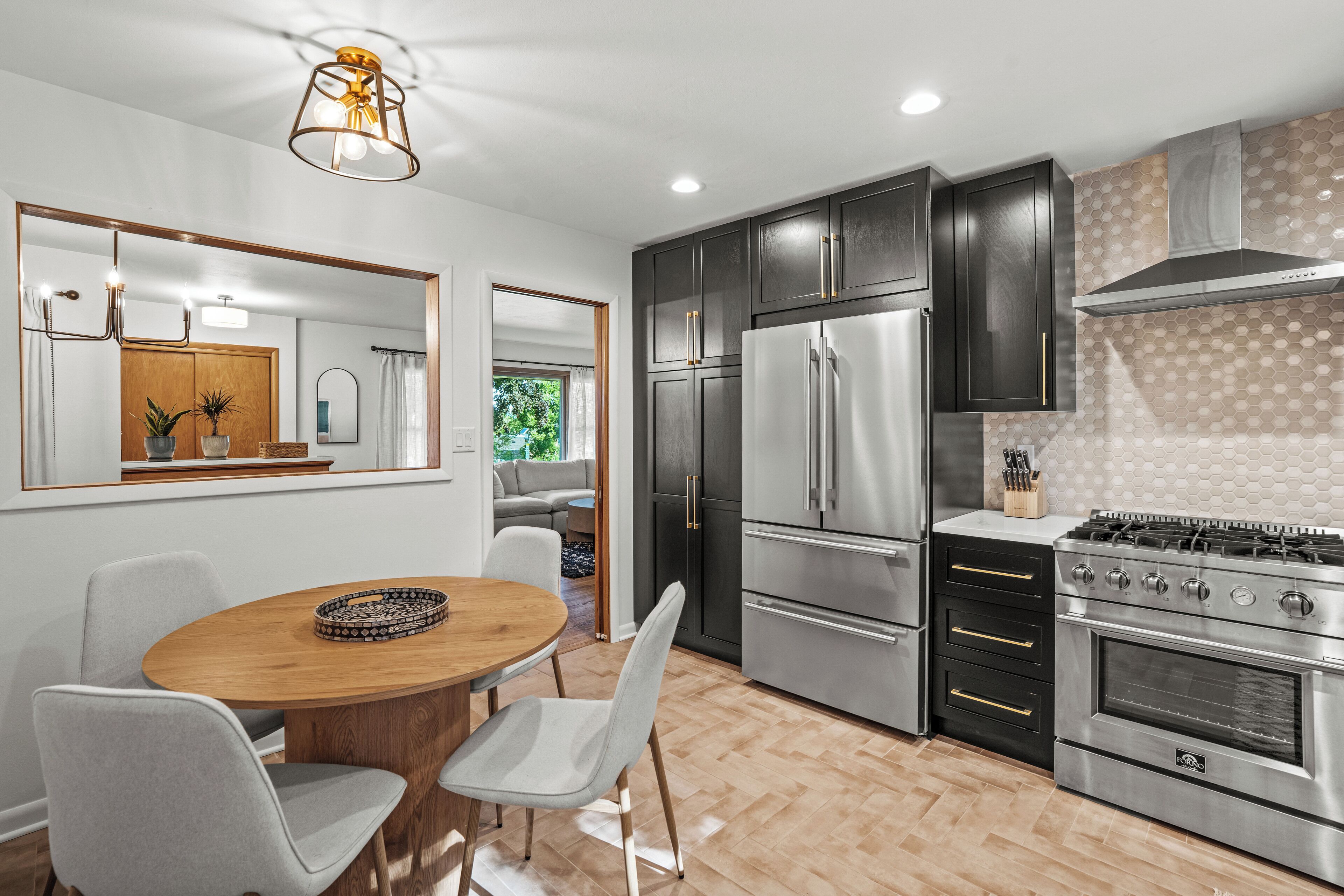 Jääkaappi, mikroaaltouuni, uuni, liesi