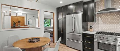 Jääkaappi, mikroaaltouuni, uuni, liesi