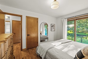 3 bedrooms, in-room safe, desk, travel cot
