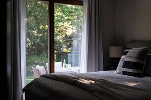 3 bedrooms, in-room safe, desk, travel cot - Whispering Pines - Downtown 3BR + Game Room & Yard (Delafield)