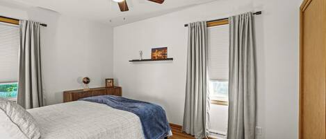 3 chambres, coffres-forts dans les chambres, bureau, lit parapluie